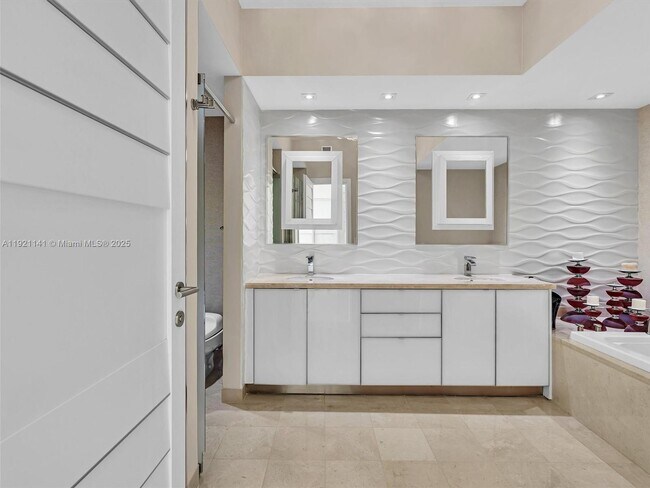 Building Photo - 16500 Collins Ave