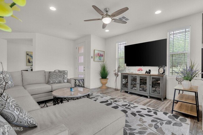 Building Photo - 10260 E White Feather Ln