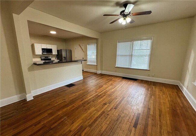 Building Photo - 1637 Columbia Dr