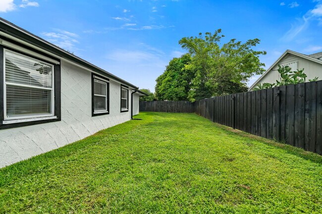 Building Photo - 908 Hibiscus Dr