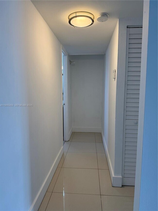 Building Photo - 9460 Fontainebleau Blvd