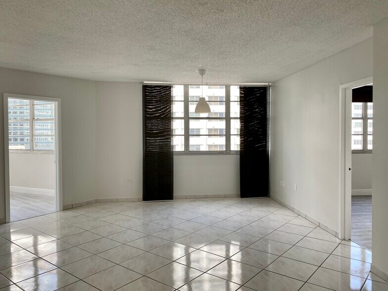 Building Photo - 999 Brickell Bay Dr