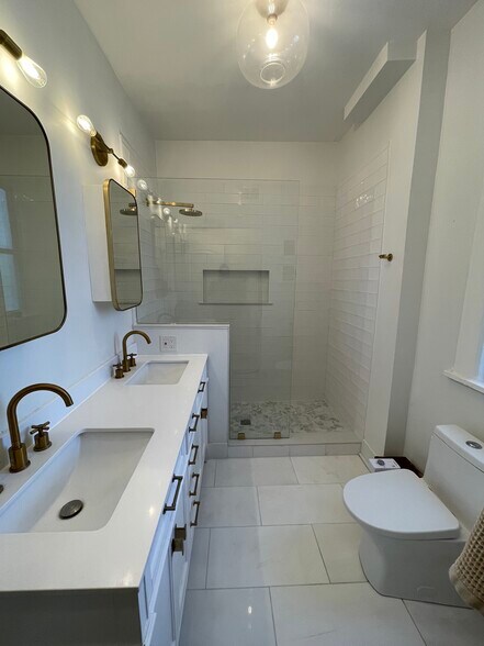 Building Photo - 1514 N Maplewood Ave