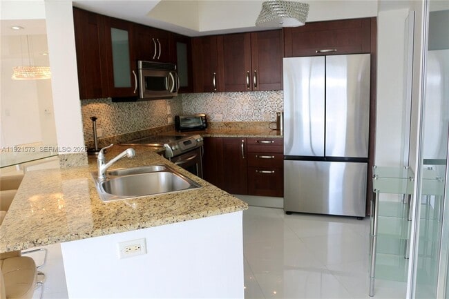 Building Photo - 20000 E Country Club Dr