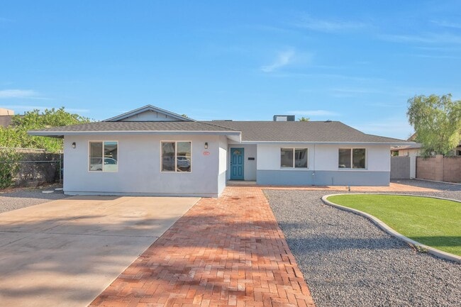 Building Photo - 5 Bedroom, 3 Bath, Pool, Remodeled