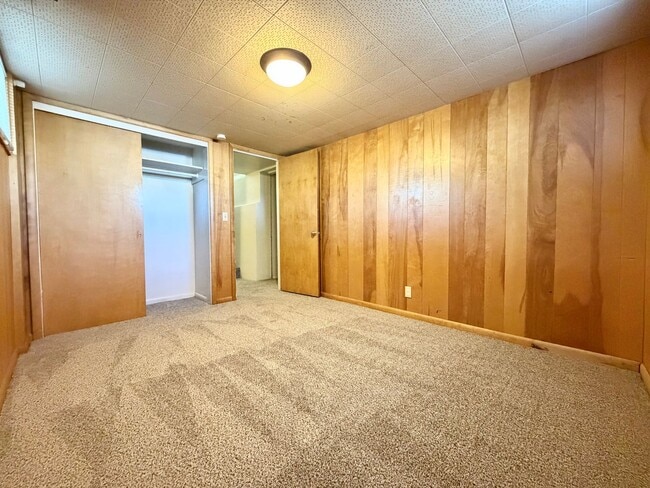 Building Photo - Inviting Holladay Home with Large Yard, Carport & Extra Parking