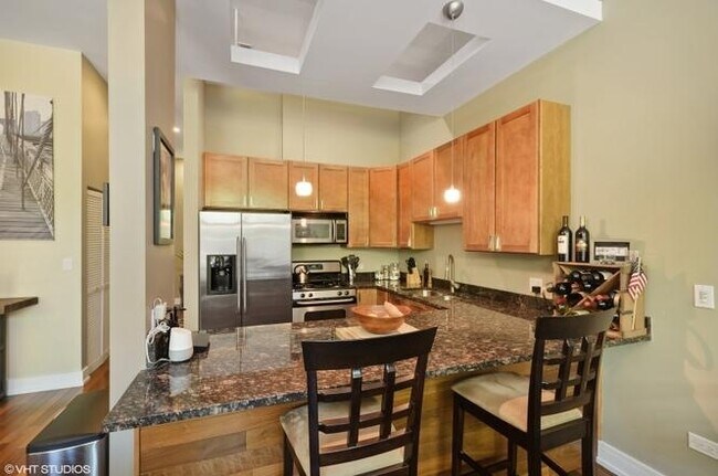 Building Photo - 902 N Elston Ave