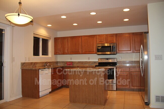 Building Photo - 925 Humboldt Way