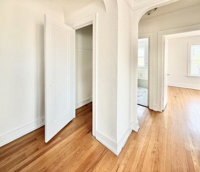 Building Photo - 2801 W Lunt Ave