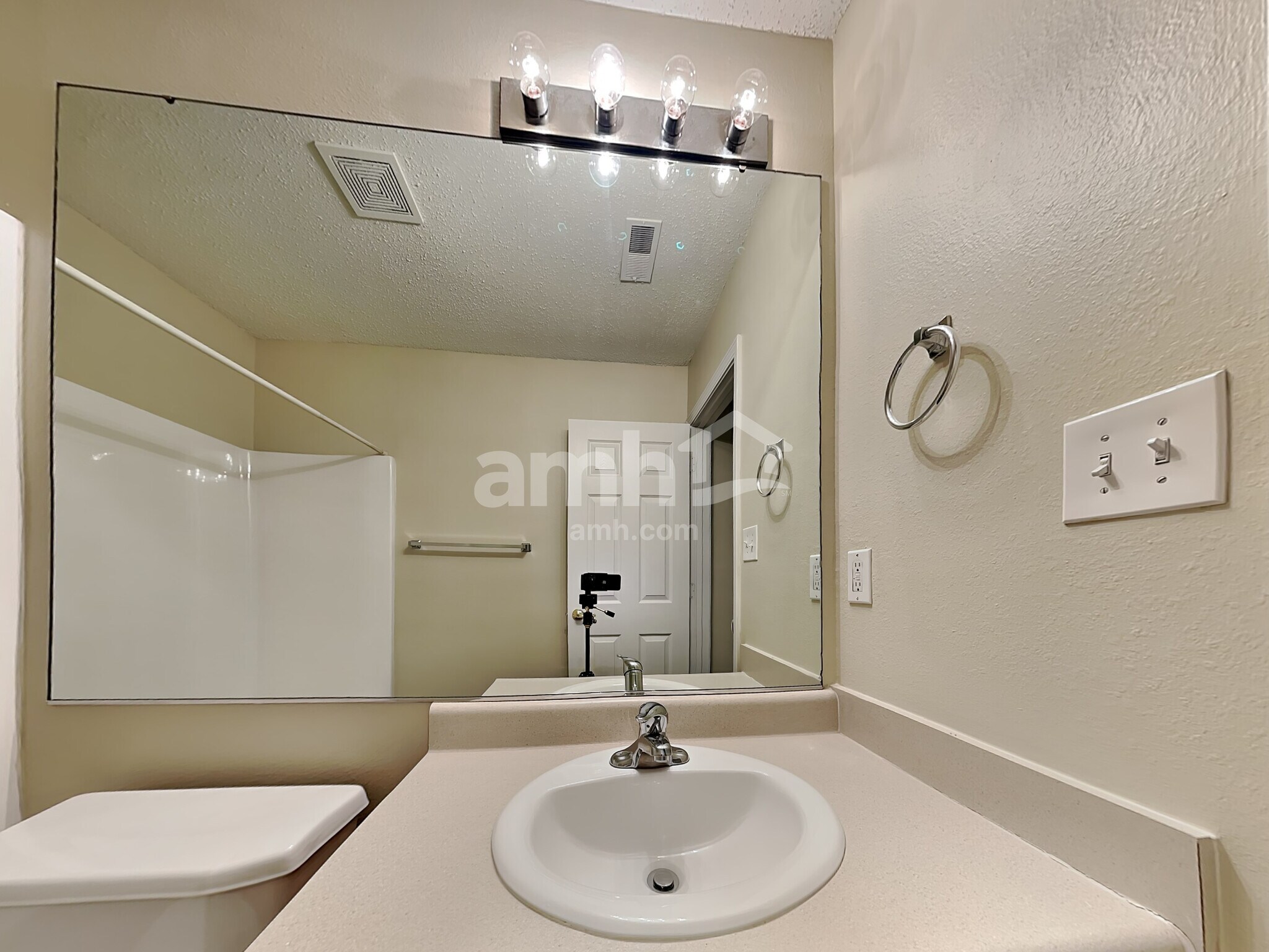 Building Photo - 1475 Round Lake Rd