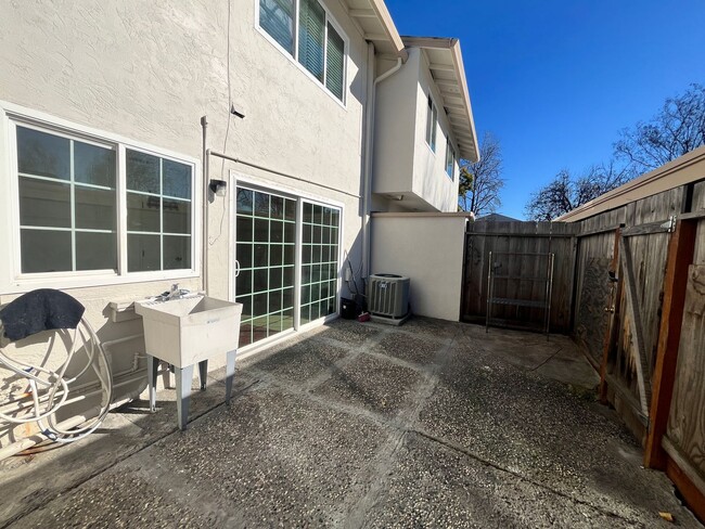 Building Photo - Two Story Three Bedroom Townhouse in San J...