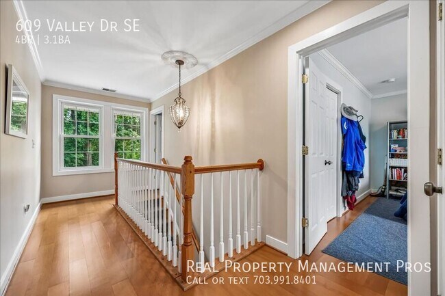 Building Photo - 609 Valley Dr SE