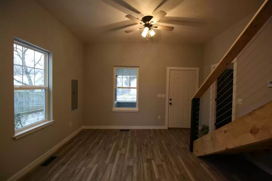 Building Photo - 928 W Elm St