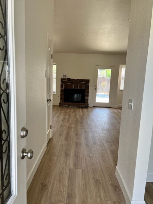 Building Photo - 1521 Cottonwood Ct S