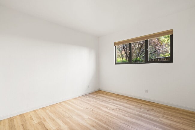 Building Photo - Secluded Rockridge 2BD | Parking Included | Near BART, Shops & Dining