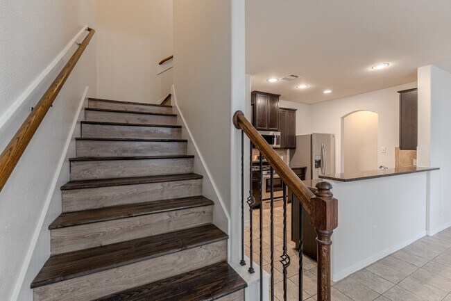 Building Photo - 13527 Vista De Oro St