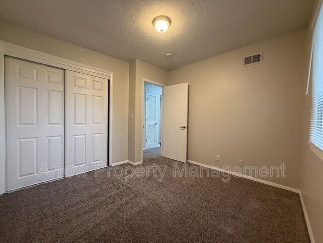 Building Photo - 526 S 25th St