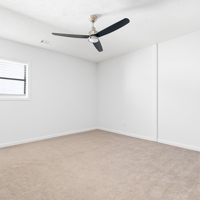 Building Photo - 449 N Donahue Dr