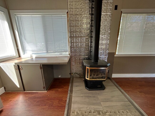 Building Photo - 3 Bedroom 1 Bath Large House with Garage & Many Amenities