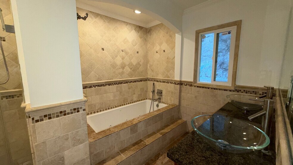 Building Photo - 1385 Greenmont Dr