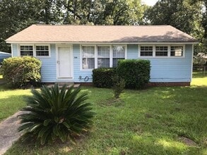 Building Photo - 704 Maple Dr