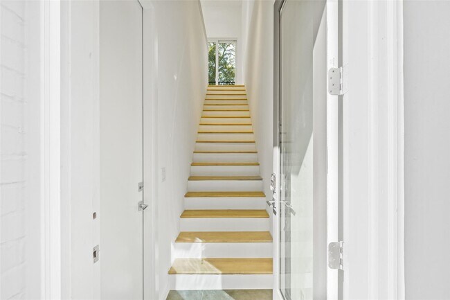 Building Photo - Modern 2-Bed Townhome with Attached Garage & Private Balcony in Gated Dallas Community