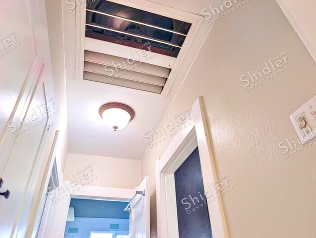 Building Photo - Upgraded Bungalow with Garage