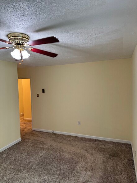 Building Photo - 7420 Lakeview Dr