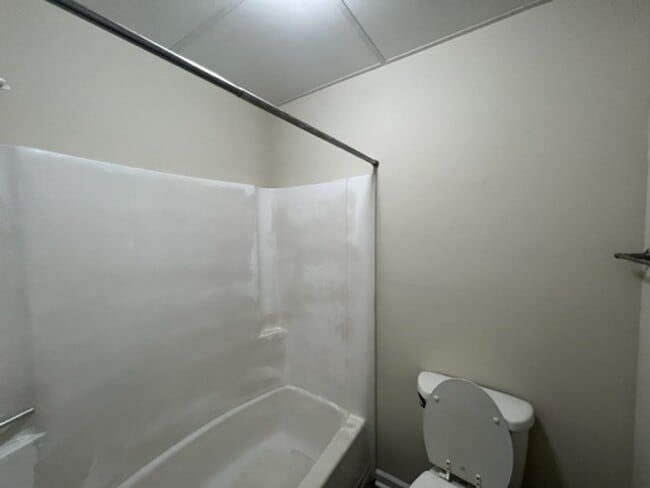 Building Photo - 6 Somerset Townhouse