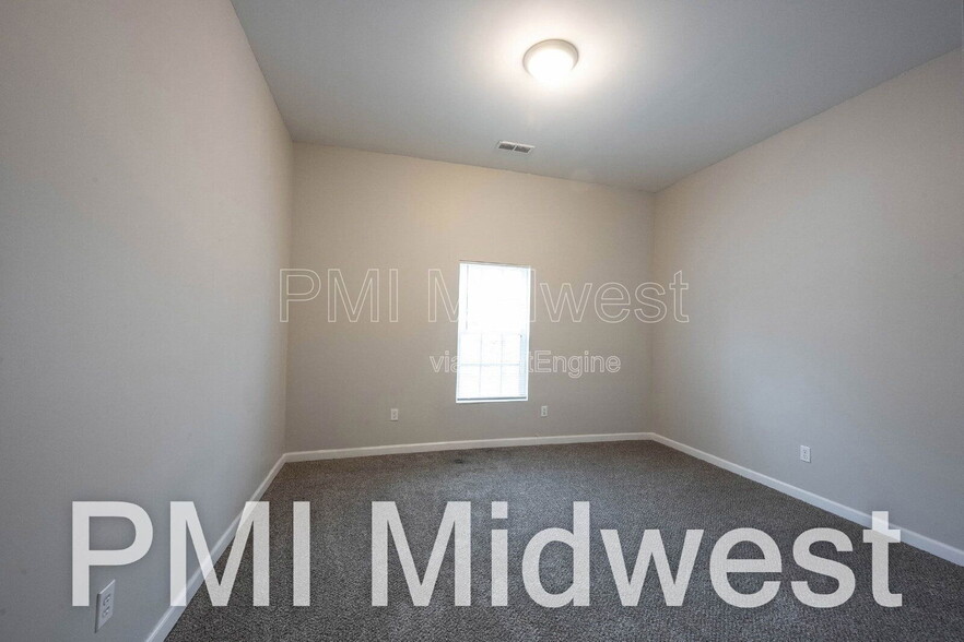 Building Photo - 925 N Sheffield Ave