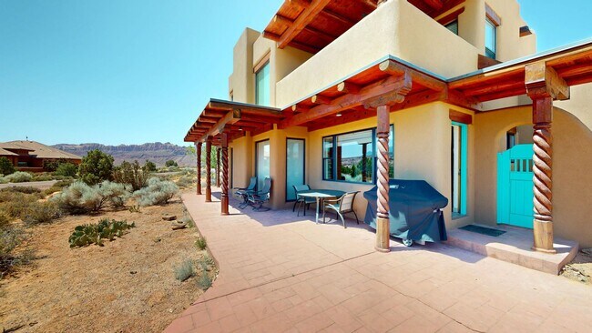 Building Photo - Custom Adobe style home in exclusive Navajo Ridge
