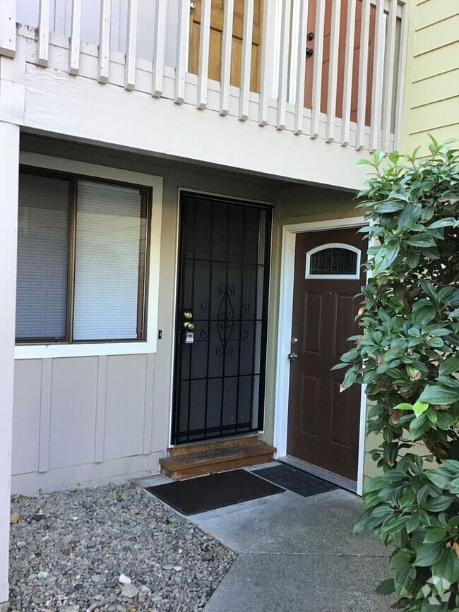 Building Photo - East Medford - Nice & Clean One Bedroom Fi...
