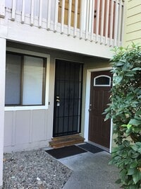 Building Photo - East Medford - Nice & Clean One Bedroom Fi...