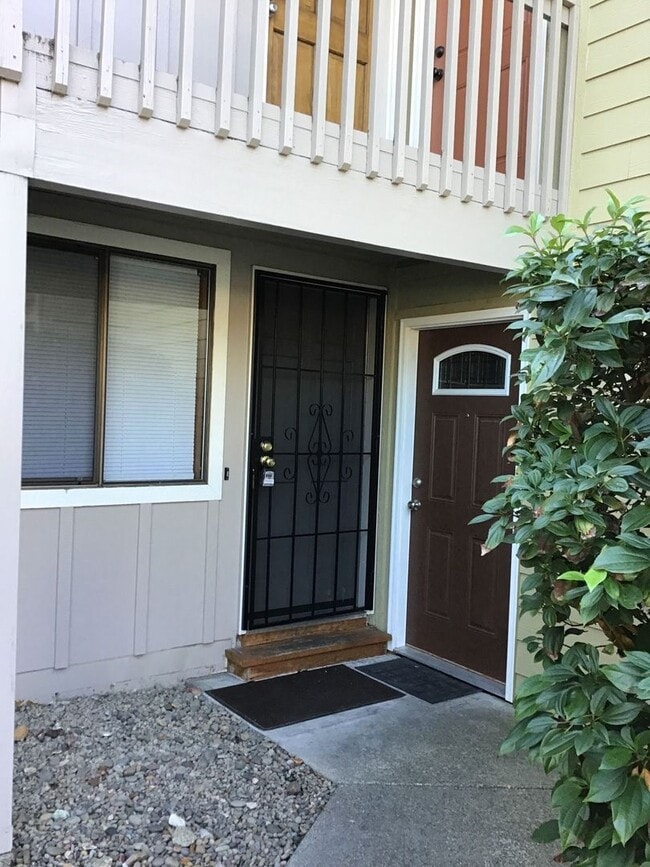Building Photo - East Medford - Nice & Clean One Bedroom Fi...