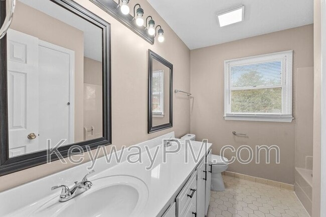 Building Photo - 2320 Greengate Dr