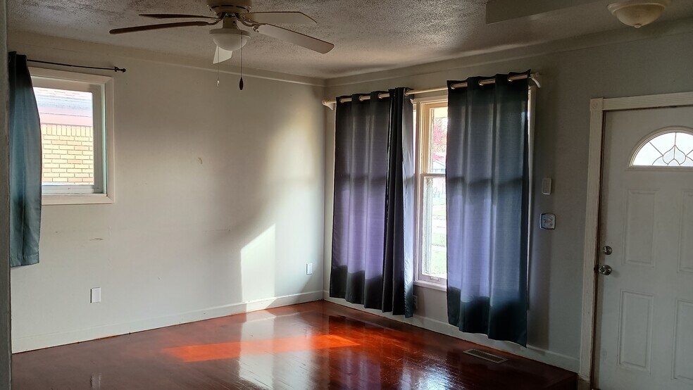 Building Photo - 15249 Roycroft St