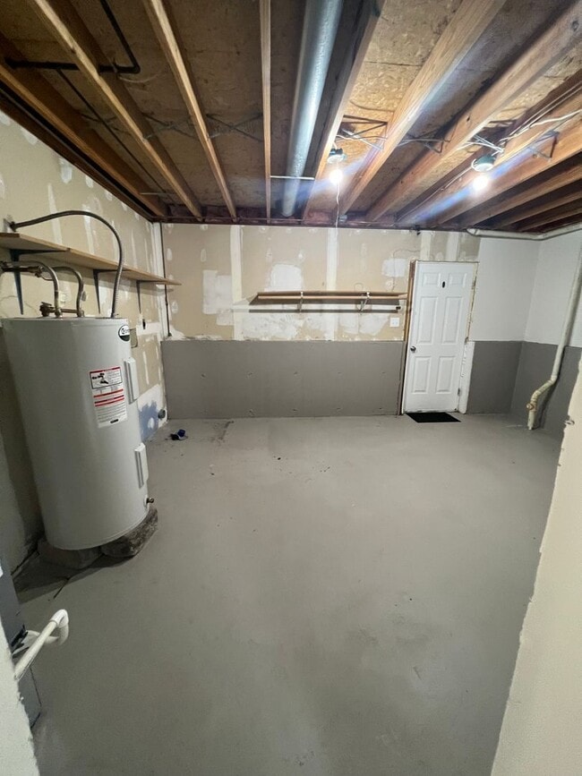 Building Photo - Large 4 Bedroom Home at I-44 and HWY 100