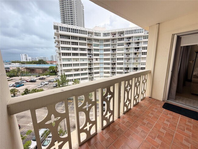 Building Photo - 1825 S Ocean Dr