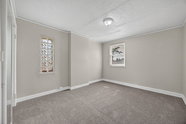 Building Photo - Spacious 3 bed 1.5bath Brick Colonial