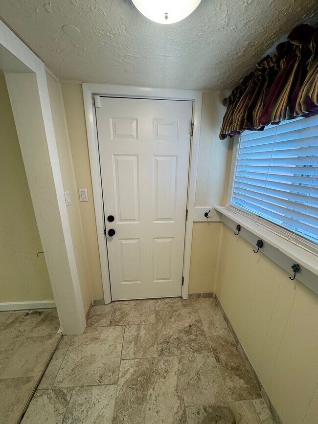 Building Photo - Charming Pet Friendly House 2 Bedroom/1.5 ...