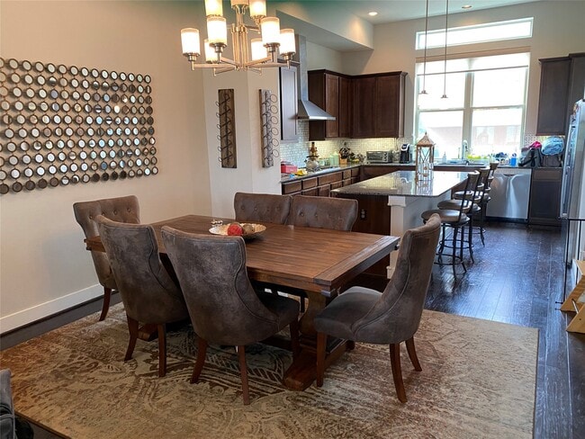 Building Photo - 115 E 2nd St