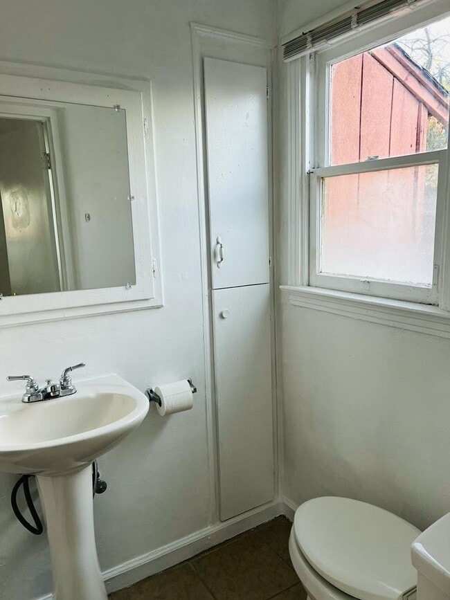 Building Photo - One Bedroom Cottage Available Now