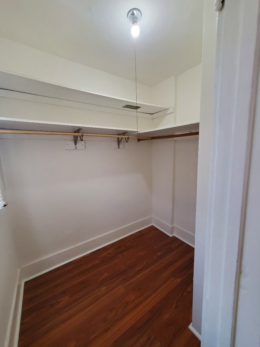 closet - 947 E 2nd St