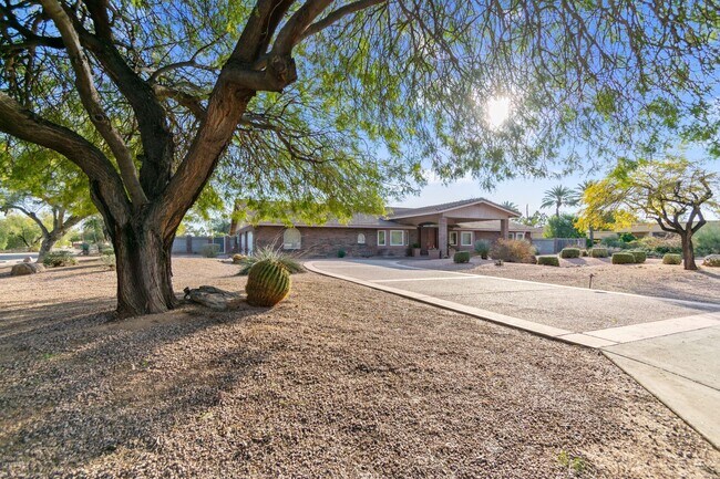 Building Photo - 8423 E Thunderbird Rd