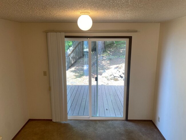 Building Photo - 3 bedroom 1.5 Bath Tandem Home!