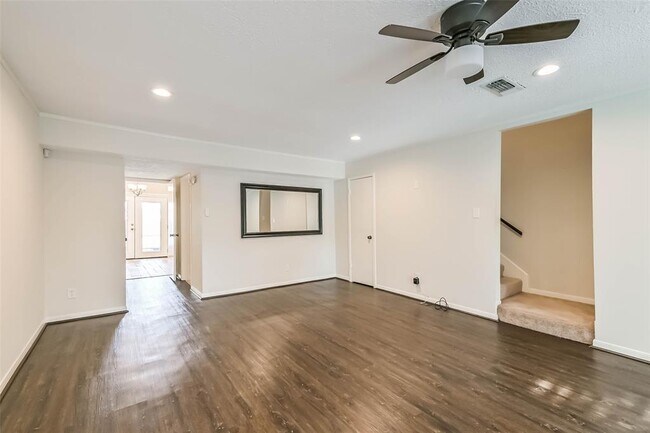 Building Photo - 496 N Post Oak Ln