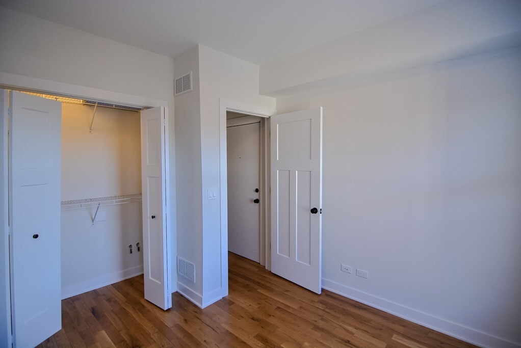 Building Photo - 2215 W Eastwood Ave