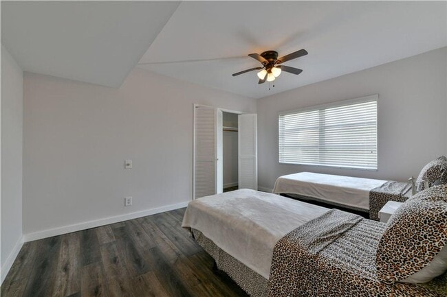 Building Photo - 2751 N Palm Aire Dr