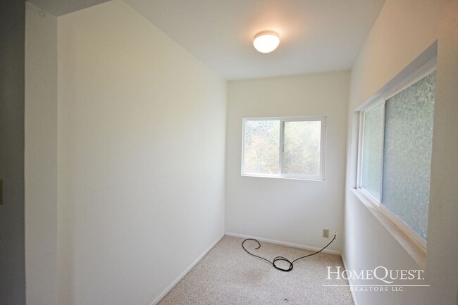 Building Photo - Parkway Condo Available Now!   3/2/2 - $3600