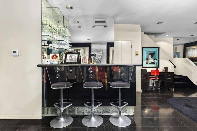 Building Photo - 540 N W Knoll Dr